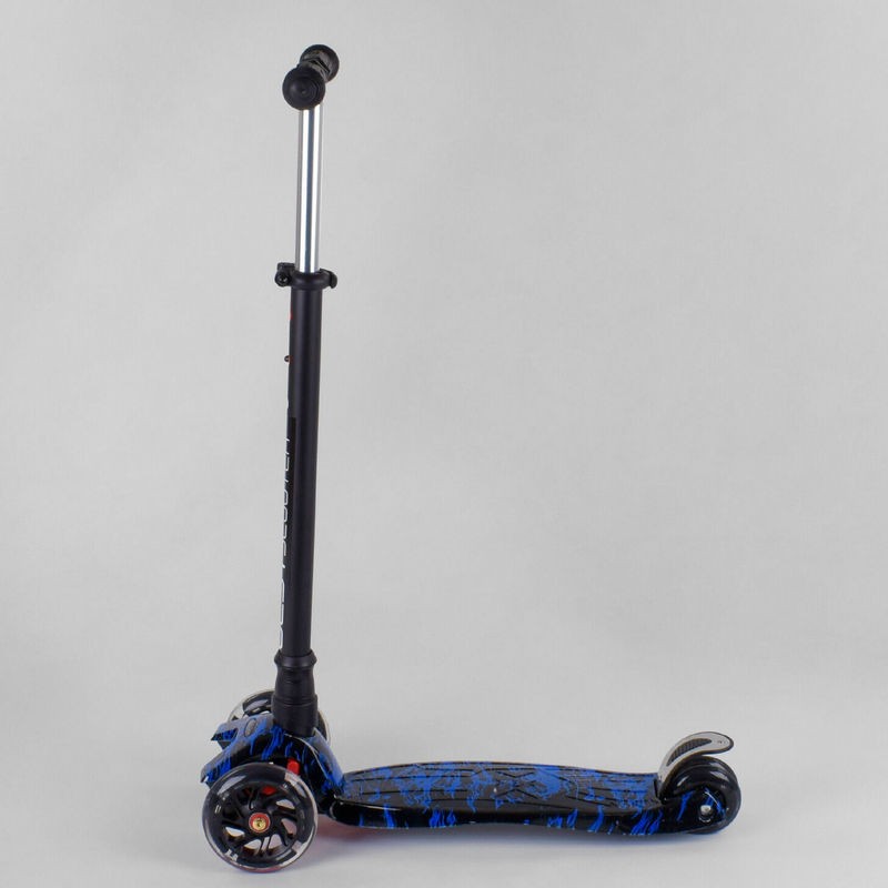 

Самокат трехколесный Best Scooter А 779 1528 Maxi с наклонной системой поворота руля, PU колесами Чёрный с синим (123443)