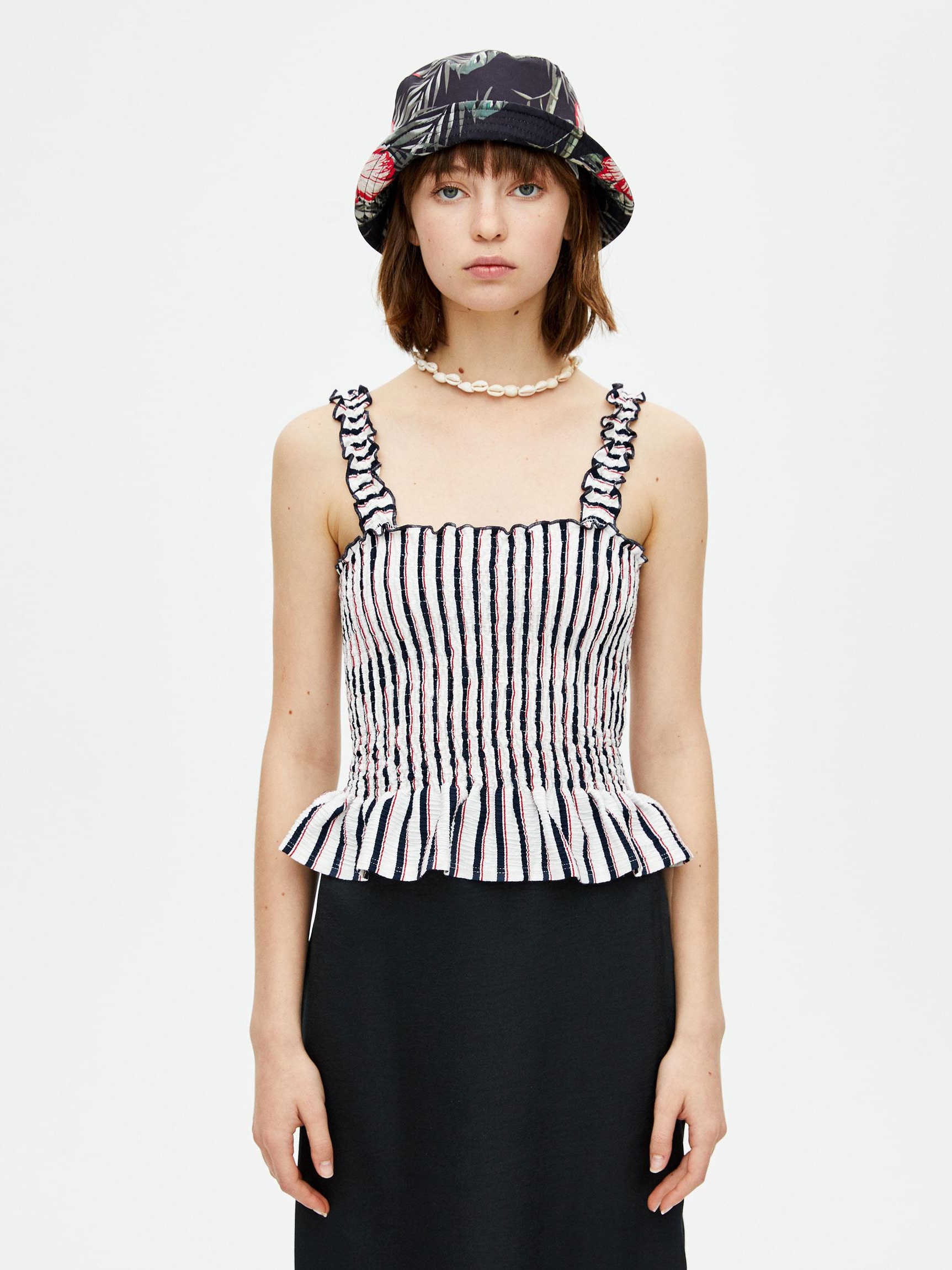 

Топ Pull & Bear 5247/366/250-ABTK M Черный с белым и красным