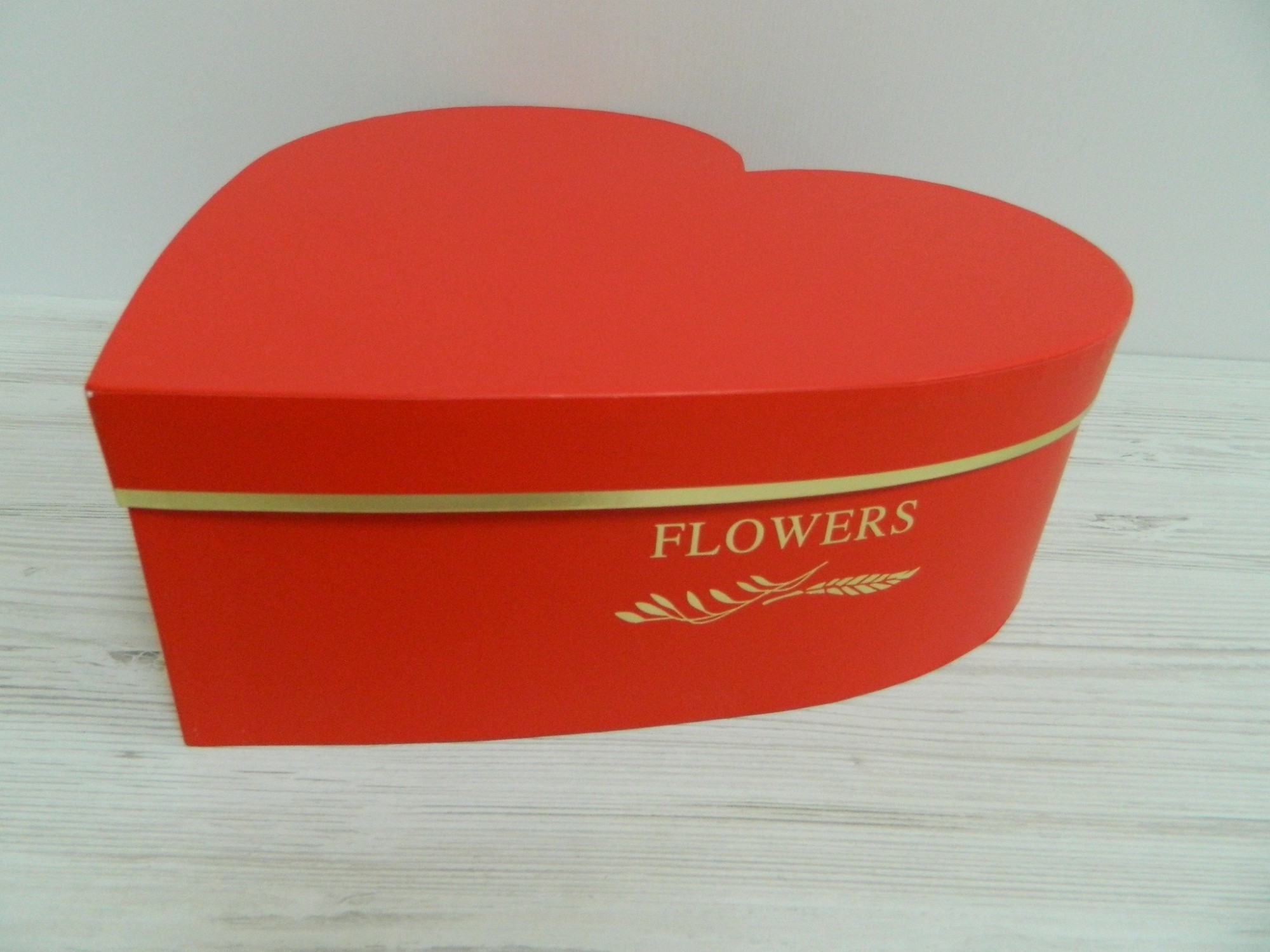 

Подарункова коробка серце Flowers велика 33*32,5*11,5 см червона з золотом
