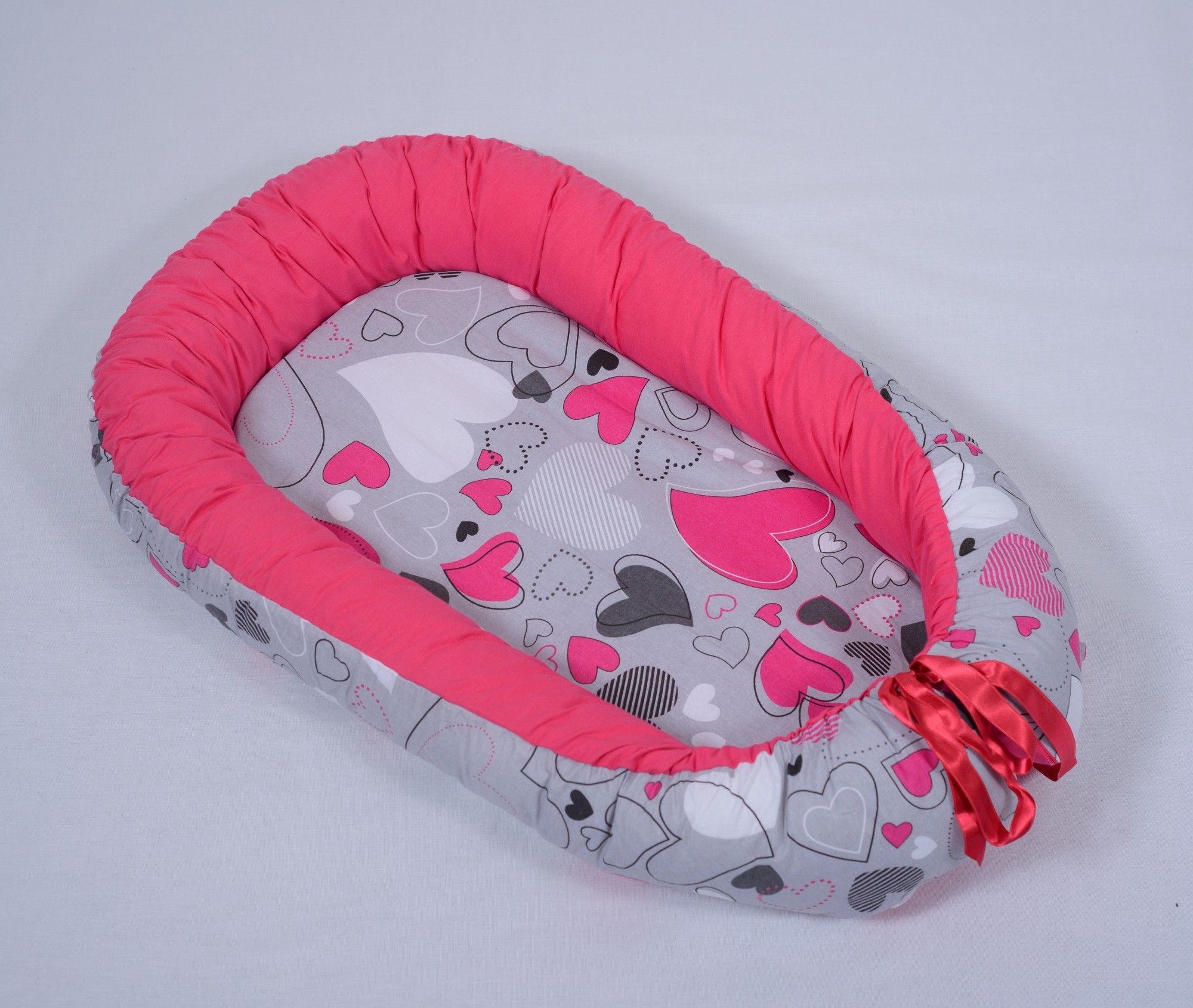 

Кокон-позиционер для новорожденных BabyNest от BabyKomfort малиновые сердца