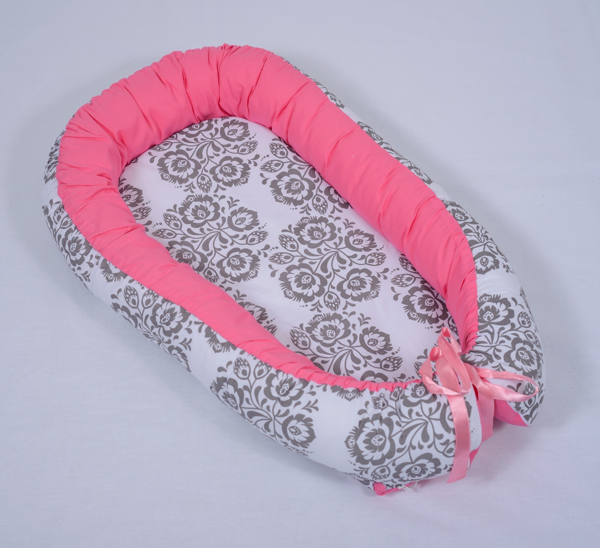 

Кокон-позиционер для новорожденных BabyNest от BabyKomfort серые цветы с малиновым