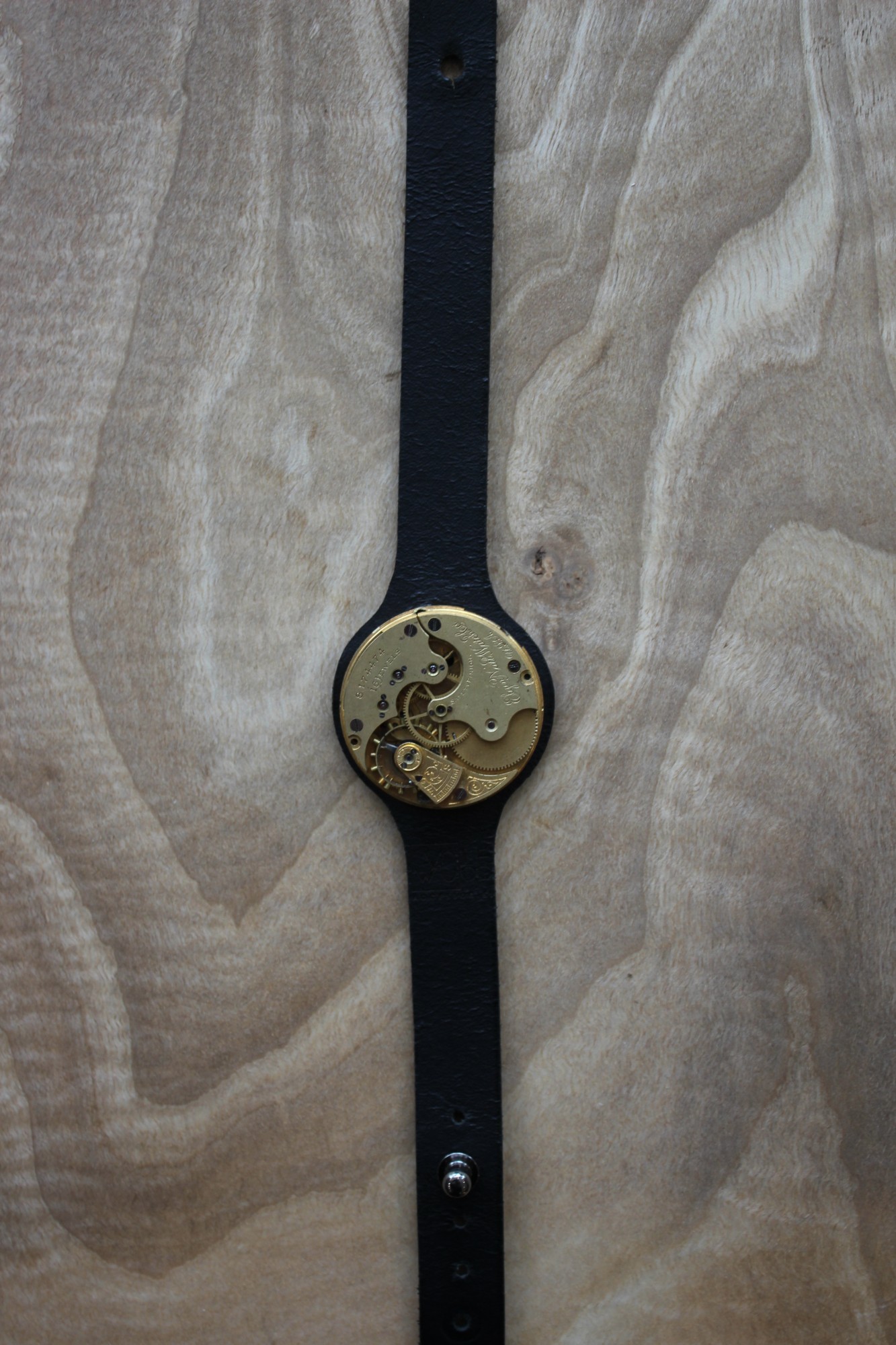 

Жіночий браслет WolfWood з годинникових механізмів бронза на чорному шкіряному ремінці 35 мм 0014-3