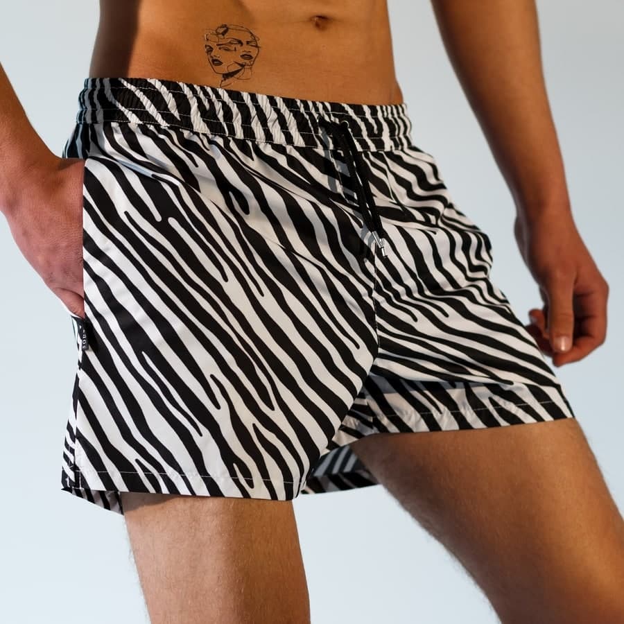 

Плавательные шорты uwest черно белые зебра Размер M 9631