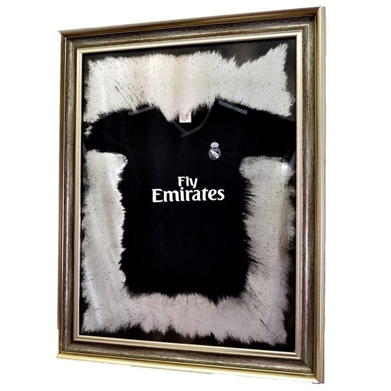 

Футбольная форма выездная Реал Мадрид Real Madrid № 4033. Seaps X8 в багетной раме 96х76 см
