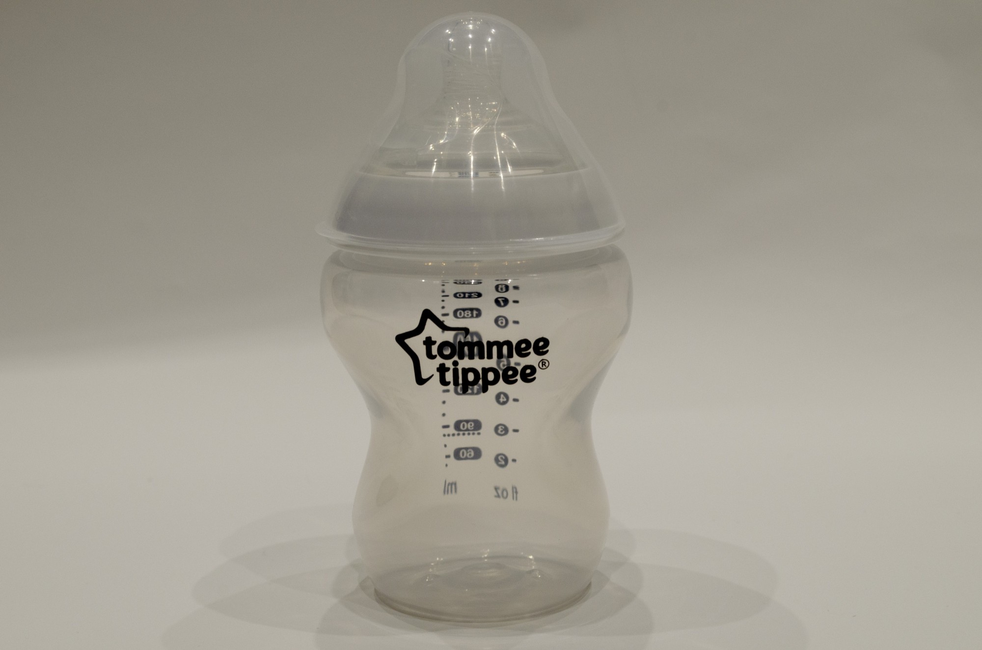 

Бутылочка для кормления ( 1 шт ) Tommee tippee пластиковая прозрачная с чёрной мерной шкалой 843
