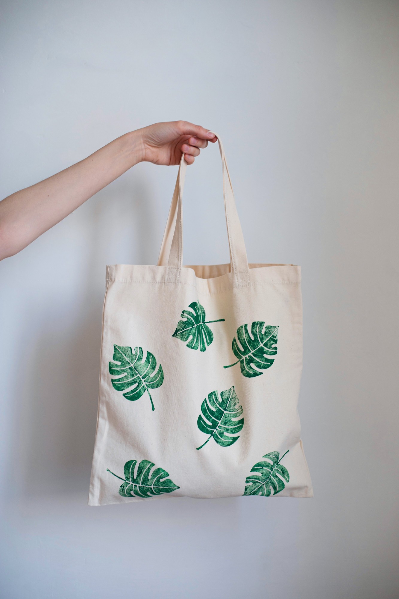 

Шоппер Monstera Floral hands 37×42 см ручка 48/70 см саржа бежевая