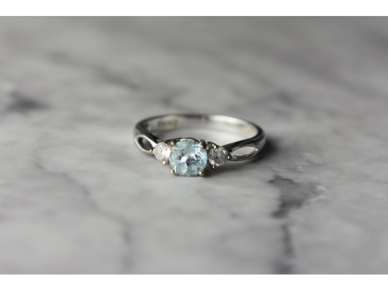 

Серебряное кольцо с камнем Голубая Шпинель и фианитами Sky Jewelry 001455