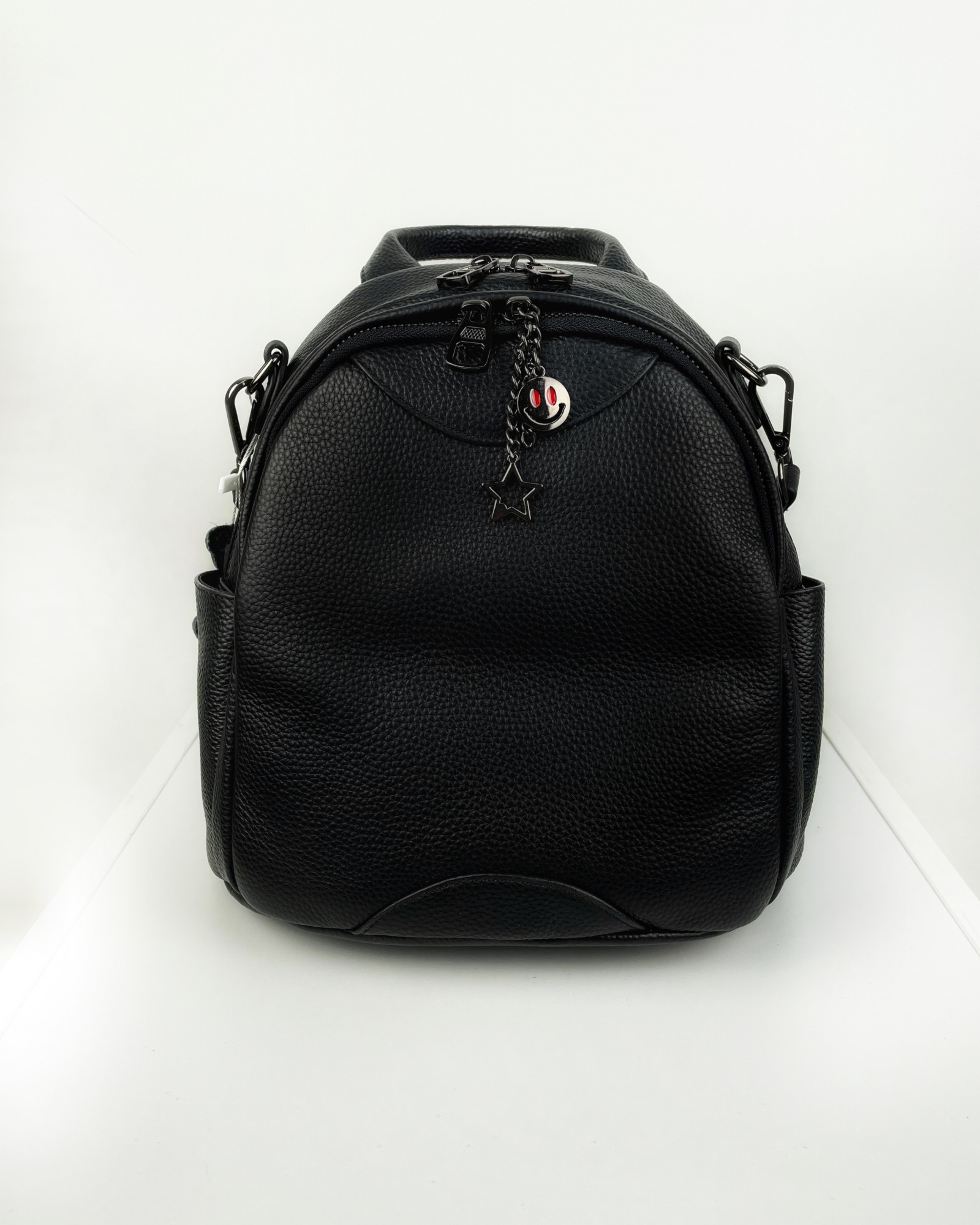 

Женский кожаный рюкзак 25 26 13 см. Magicbag подвеска смайлик Черный