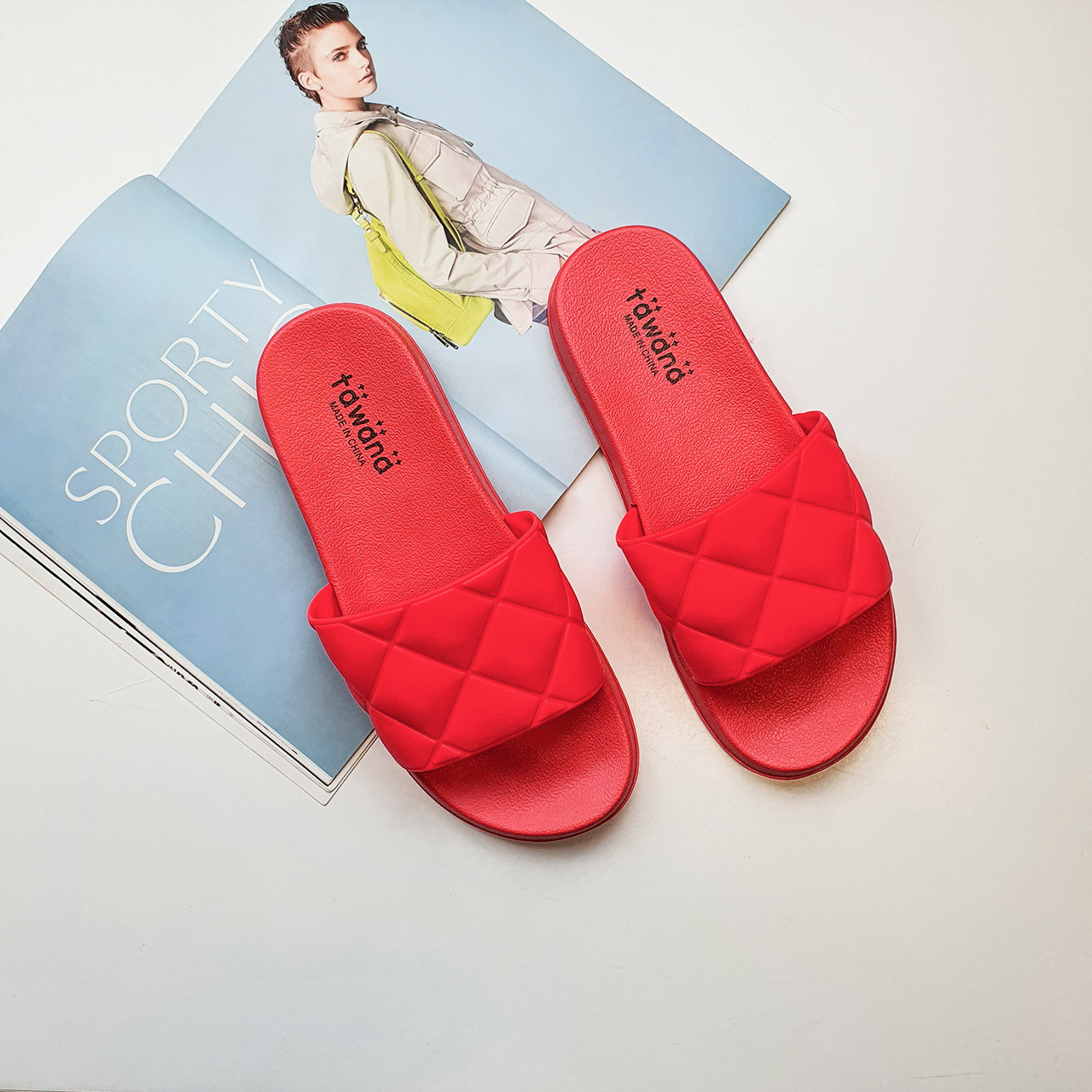

Женские шлепанцы пена резина яркие малиновые для пляжа Fashion 1227 37