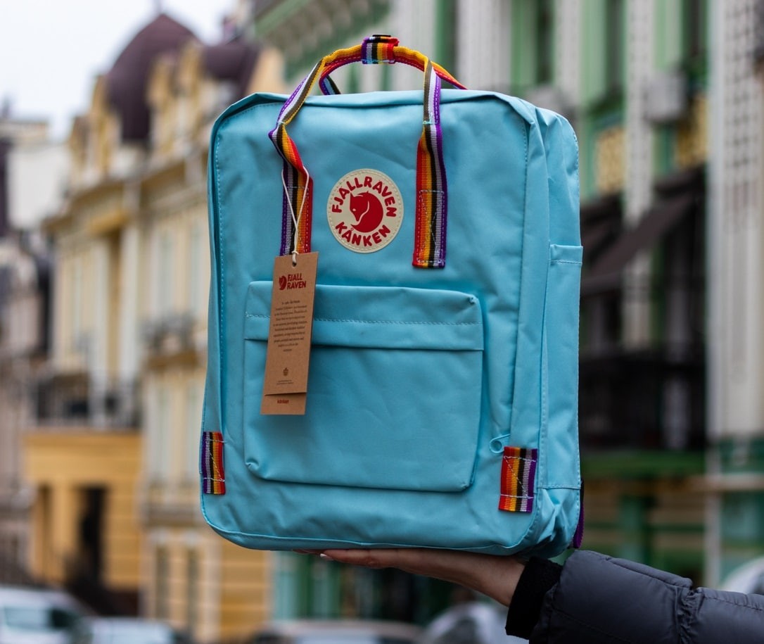 

Молодежный рюкзак Fjallraven Kanken Rainbow Air Blue F23510.18 голубой