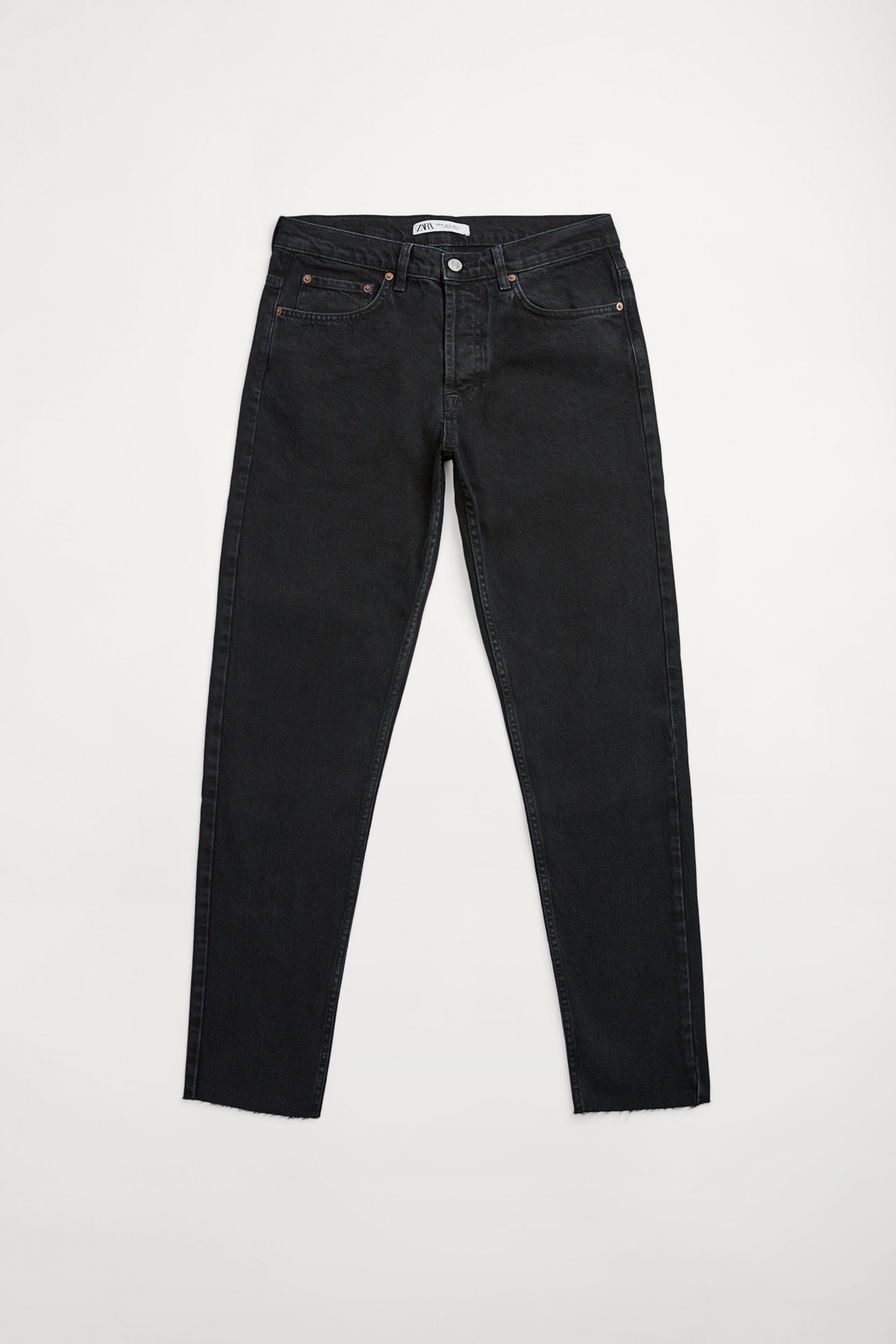 

Джинсы зауженого кроя с необработанным краем Zara Essentials размер 30 черный 6688/390/800