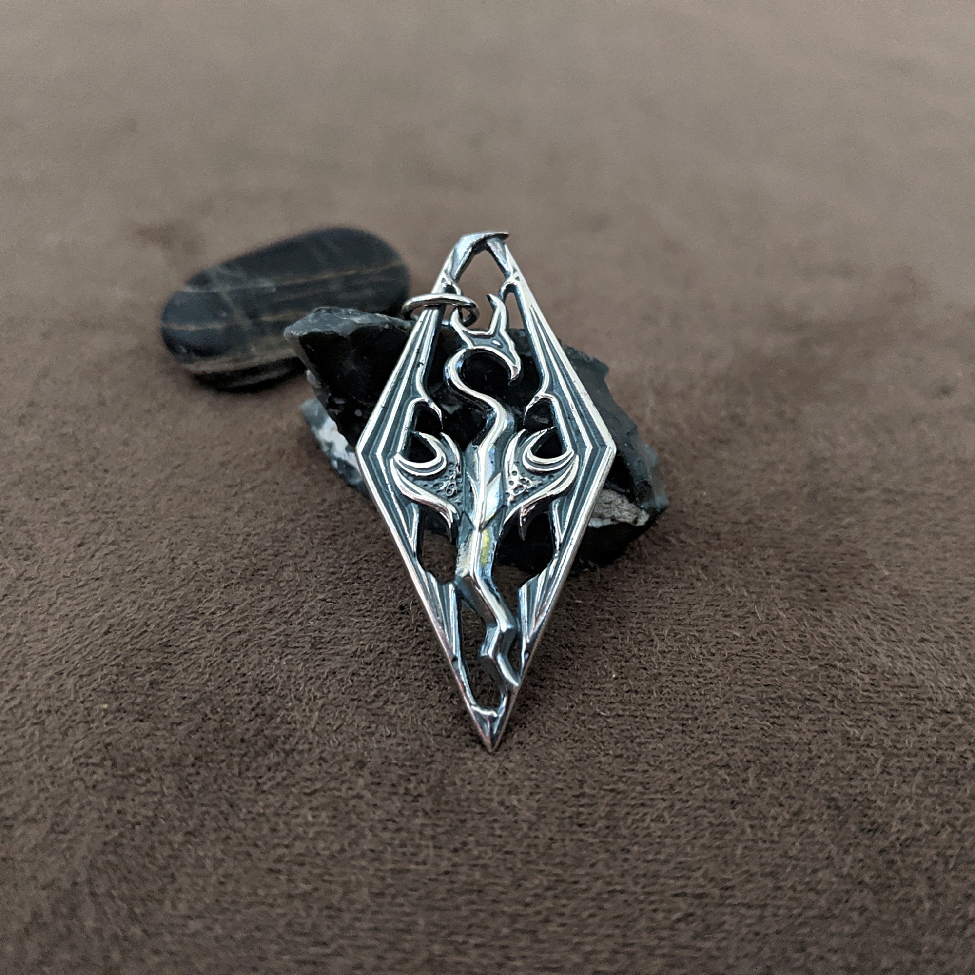 

Серебряный кулон "Skyrim" ручная работа 1141А