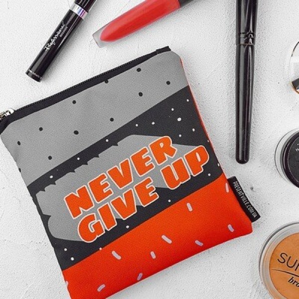 

Косметичка квадратная маленькая "Basic Never give up" Present косметичка квадратная с ярким принтом