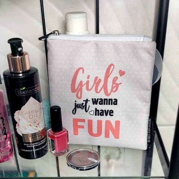 

Косметичка квадратная маленькая "Basic Girls just wamma have fun" Present косметичка квадратная с ярким принтом