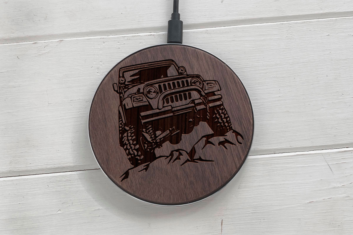 

Быстрая беспроводная деревянная зарядка SkinWood Black Fast Charge jeep