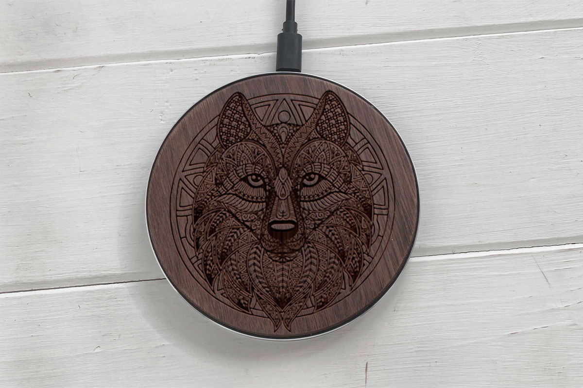 

Быстрая беспроводная деревянная зарядка SkinWood Black Fast Charge wolf1