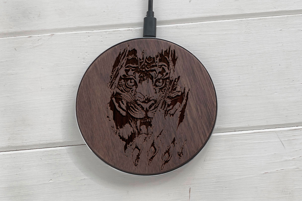 

Быстрая беспроводная деревянная зарядка SkinWood Black Fast Charge Tiger2