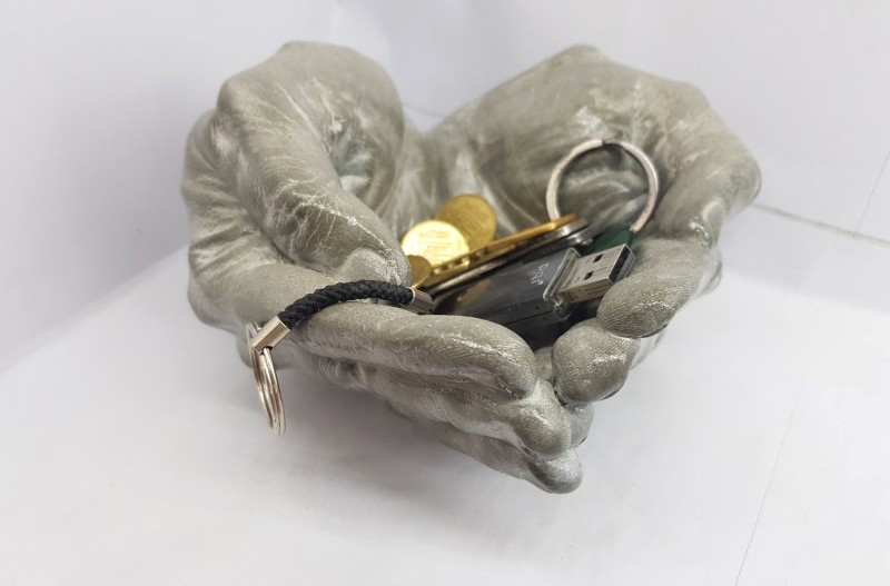 

Ключница "РУКИ" из бетона (165/145/90) серая (Yd-122111)