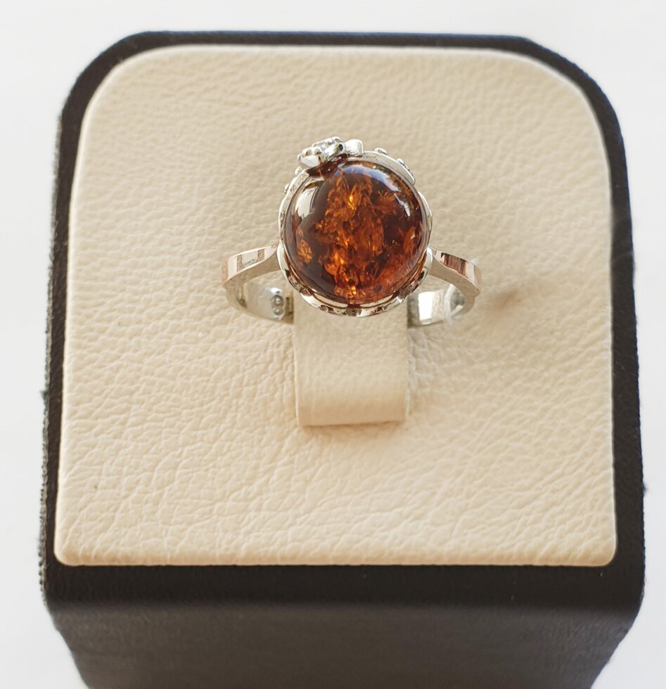 

Кольцо серебряное с янтарем 2,85 г 18, 2.85