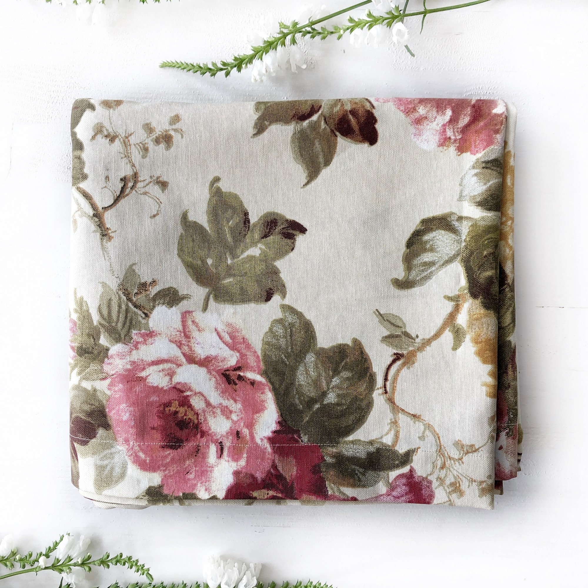 

Скатерть S-Family водоотталкивающая 150х240 см Цветы на бежевом