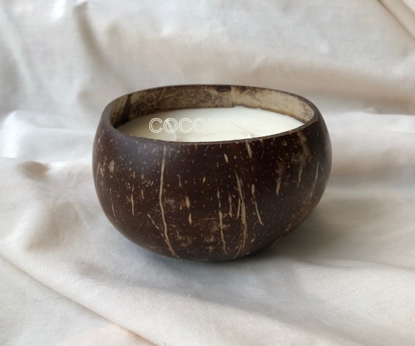 

Свеча ароматическая Coconut Home из смеси натуральных восков в кокосовой чаше Персик (482-303)
