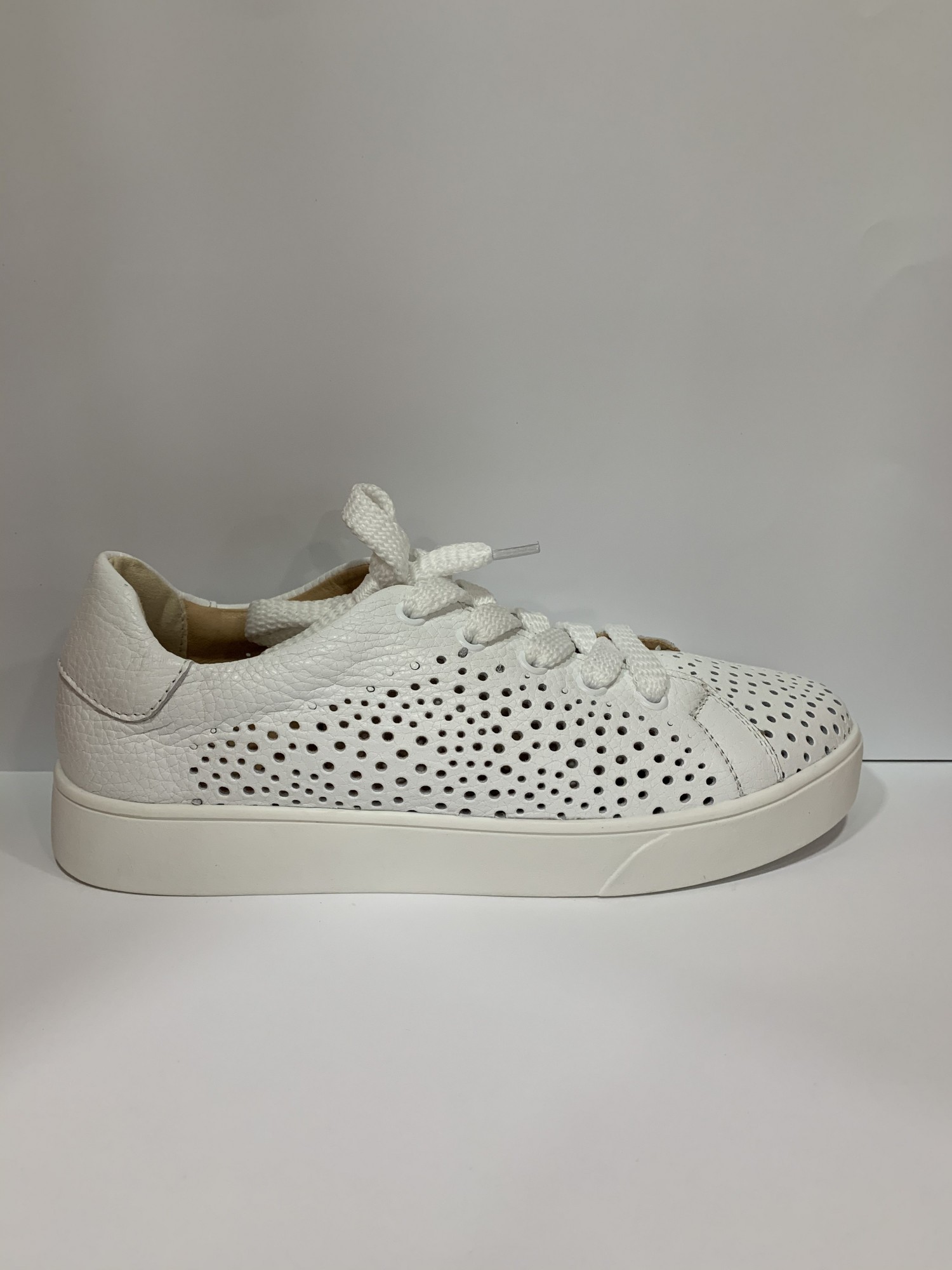 

Кеди жіночі 40 білі Bandinelli 3130