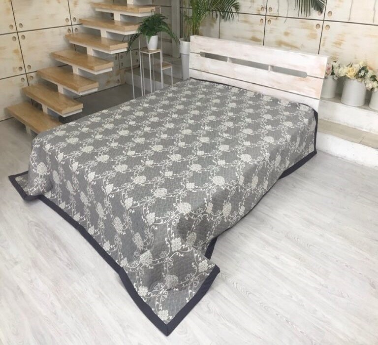 

Покрывало жаккардовое двухстороннее Весенний Неаполь CottonTwill 240х235 см Графит (П010-2)
