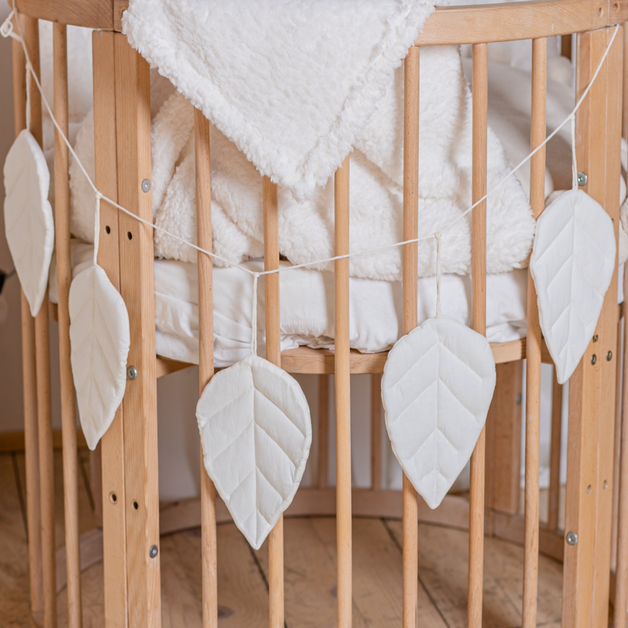 

Гирлянда из листиков MammyDo White leaves на 5 листиков бежевая