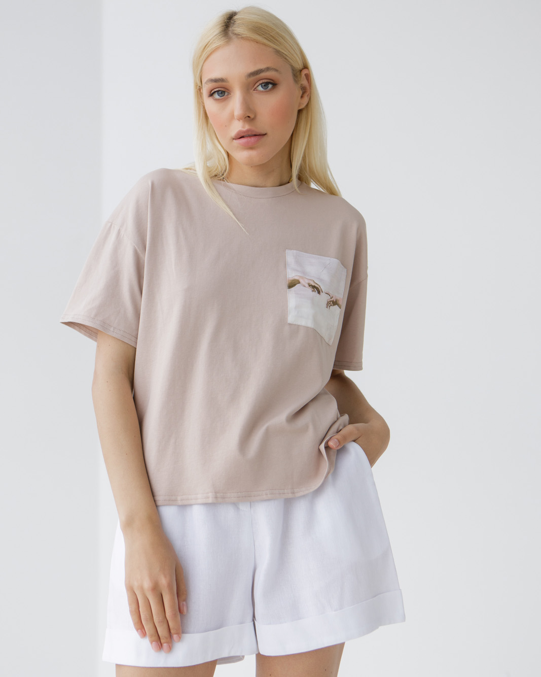 

Футболка лето Wear me женская укороченная с принтом "руки" М/L Бежевый 1w/88/32