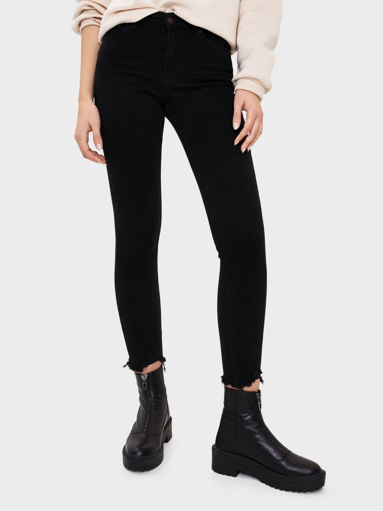 

Джинсы Bershka 05000211800 40 Черные