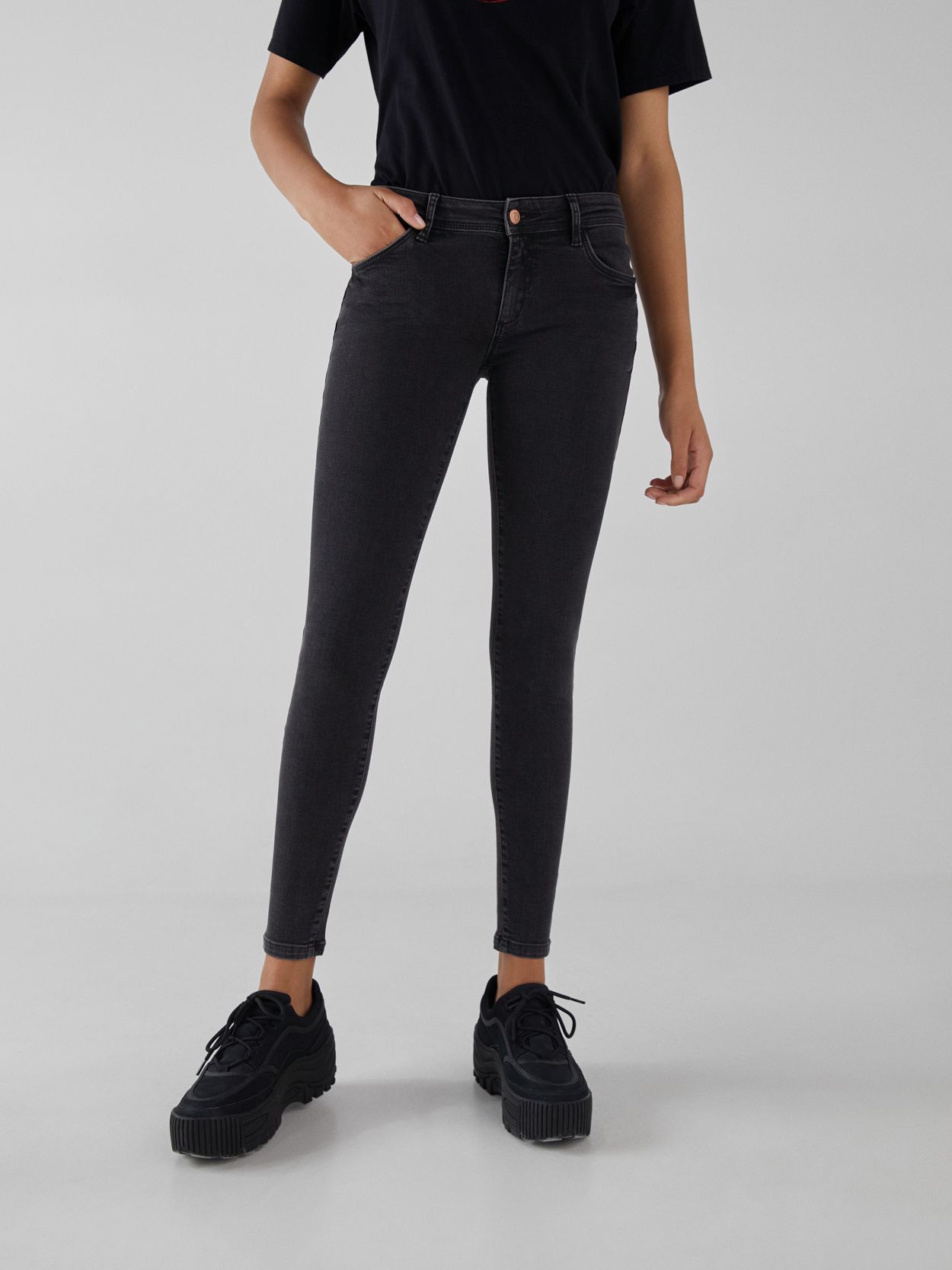 

Джинсы Bershka 05238388801 38 Серые