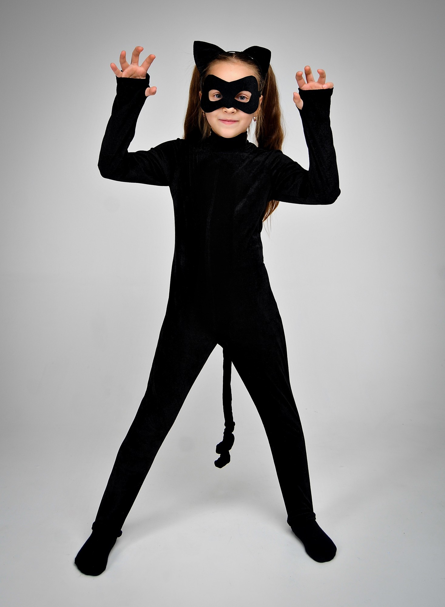 Черная кошка в костюме