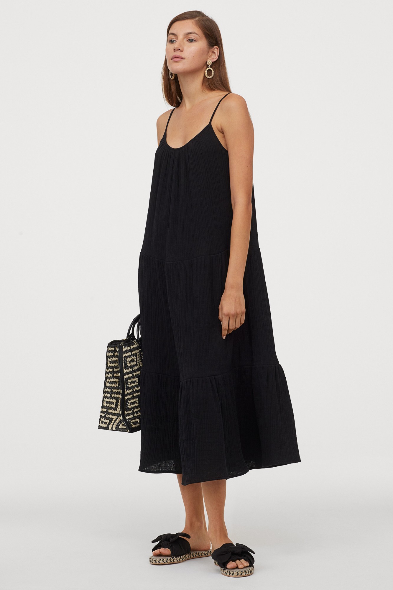 

Платье H&M М черный 2502049803163