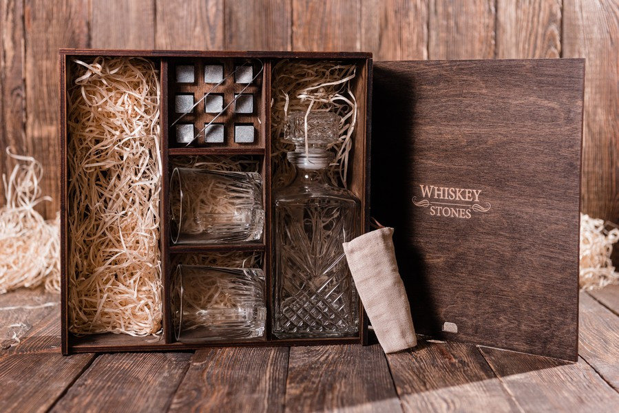 

Камни для виски Whiskey stones Original со стаканами и декантером Bormioli Rocco Selecta в подарочном пенале 9 шт. из стеатита + 2 бокала + декантер + щипцы с инструкцией