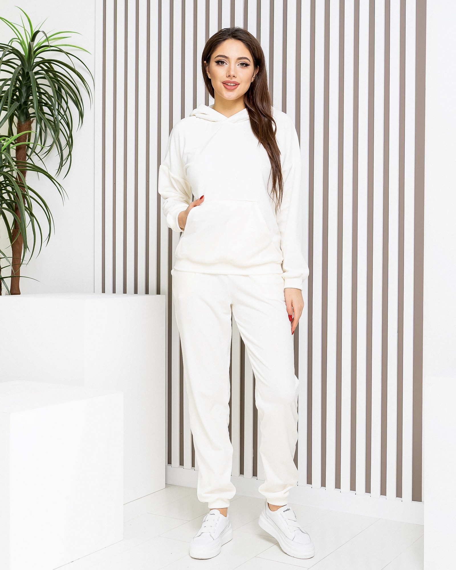 

Велюровый костюм MaLika белый  XL, Велюровый костюм MaLika белый 50 XL