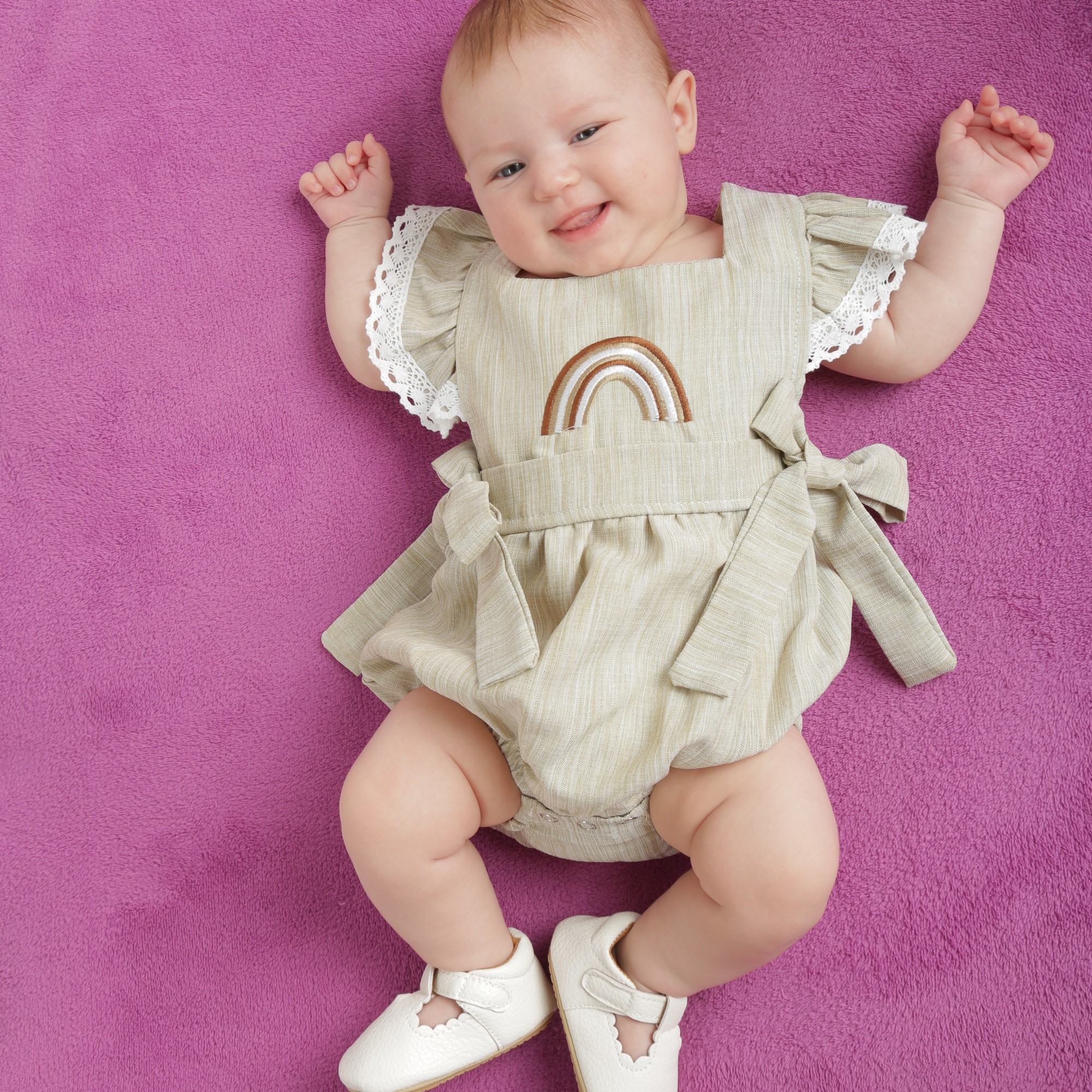 

Боди-платье детское Cathery Baby Store Rainbow бежевого цвета с радугой размером 0-6 мес.