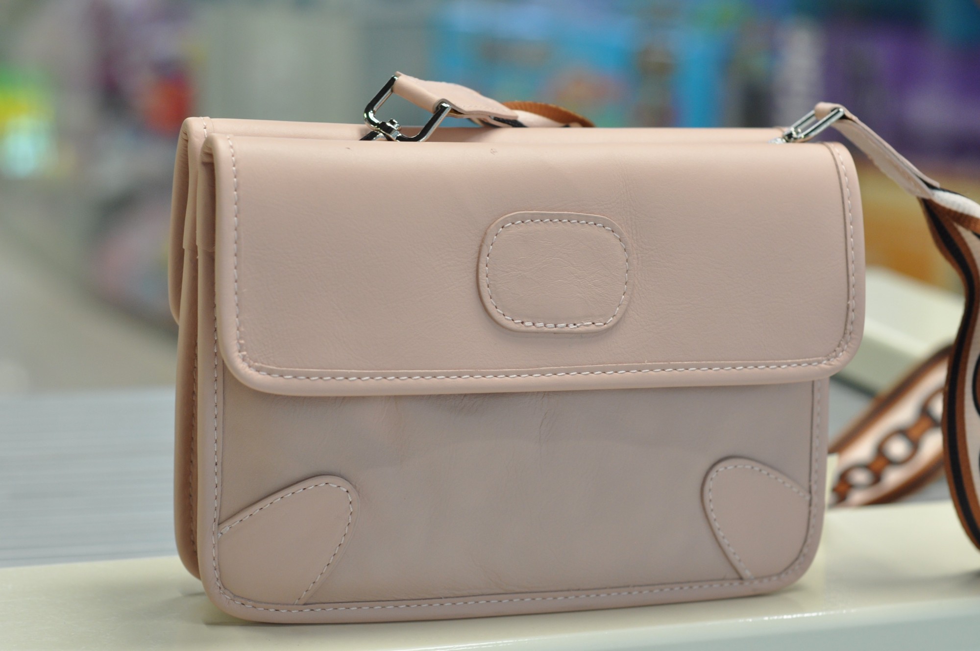 

Женская кожаная сумка-клатч Italian bag пудровая 1172