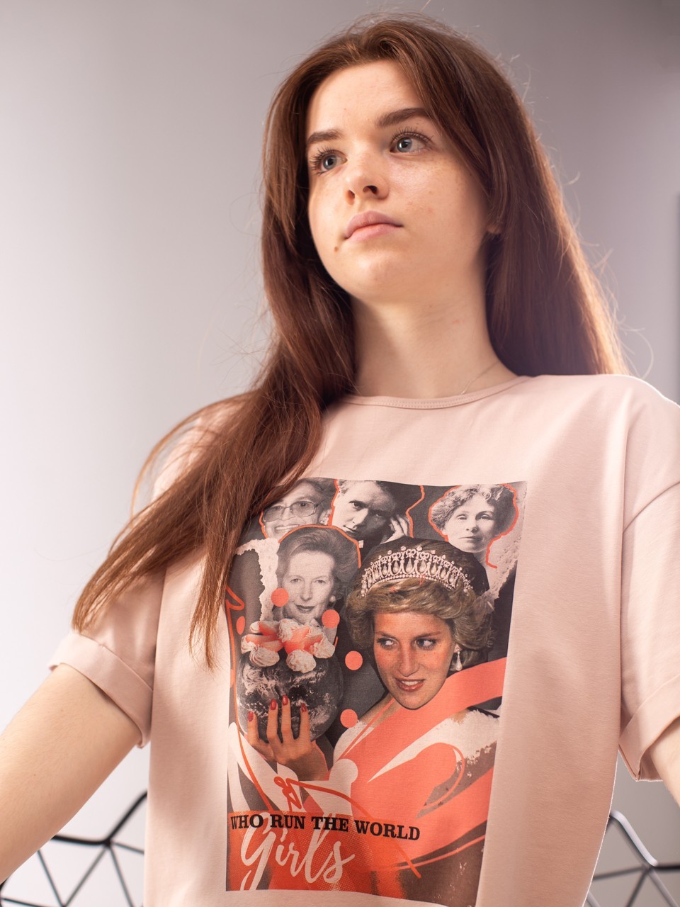 

Футболка Do it honey с принтом "Who runs the world"  бежевая, Футболка Do it honey с принтом "Who runs the world" S бежевая