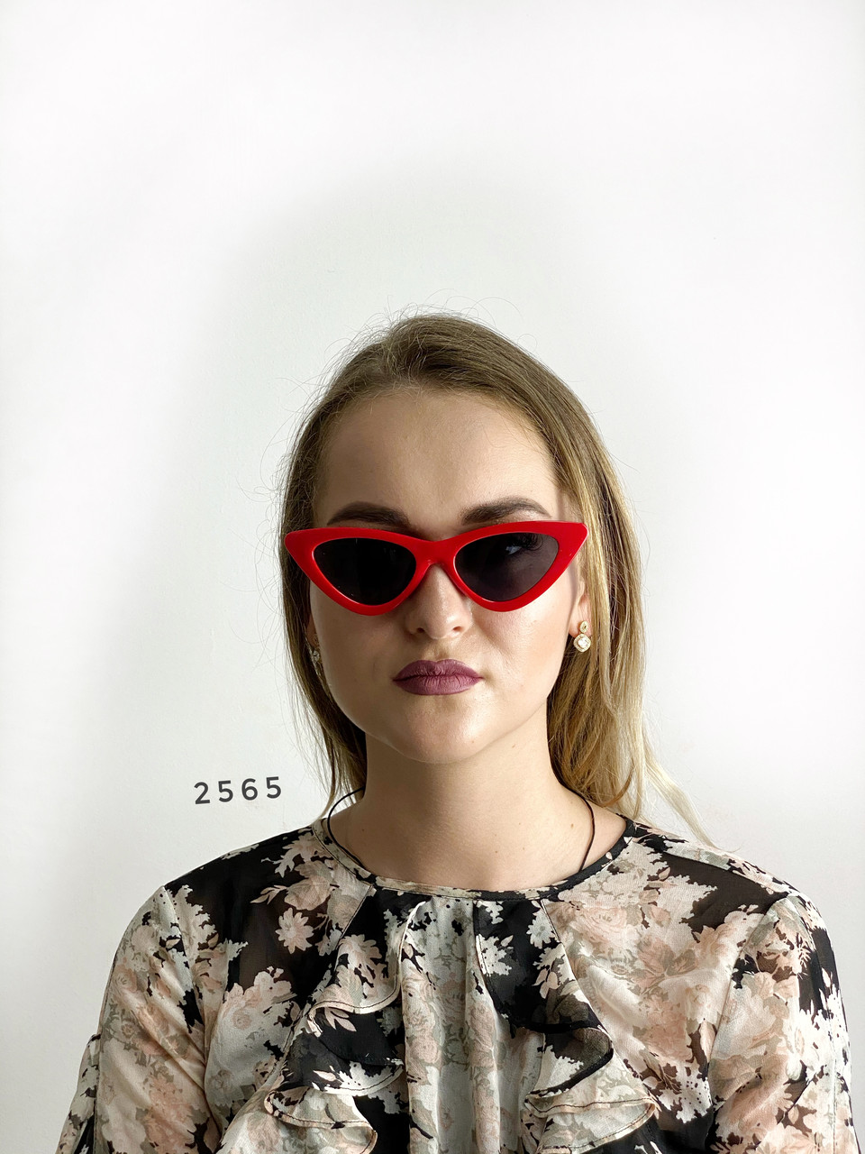

Солнцезащитные очки черные в красной оправе в ретро стиле 2565