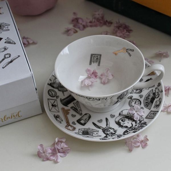 

Фарфоровая чашка та блюдце в подарочной упаковке Kitchen Craft Alice in Wonderland 210 мл