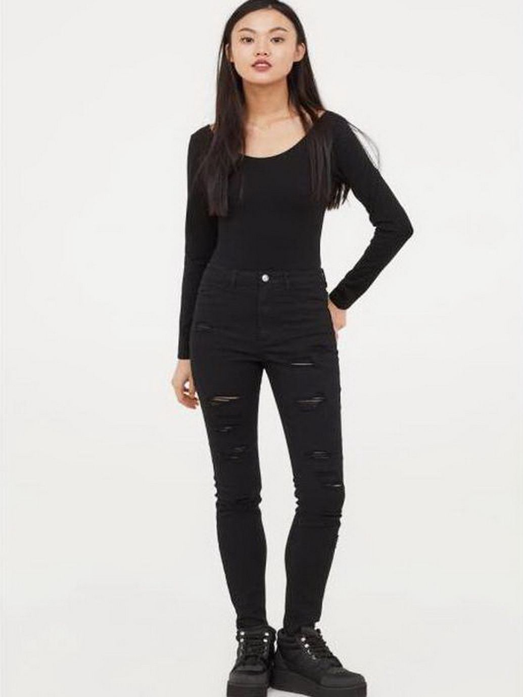 

Брюки H&M Divided 04-0621381-9 32P Черные (СА2000001717714)