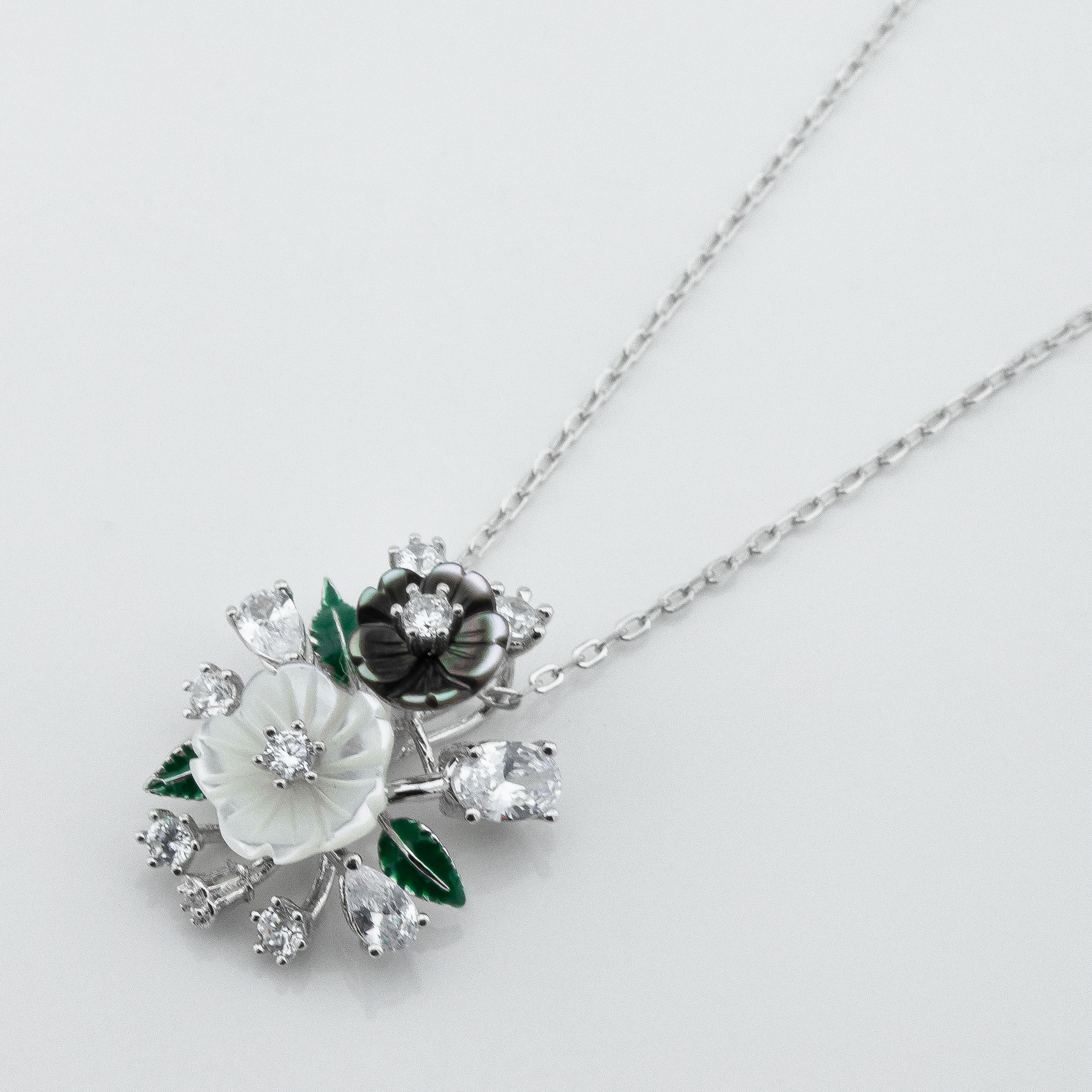 

Серебряное колье Цветы ko14625 Диамант, 40 размер
