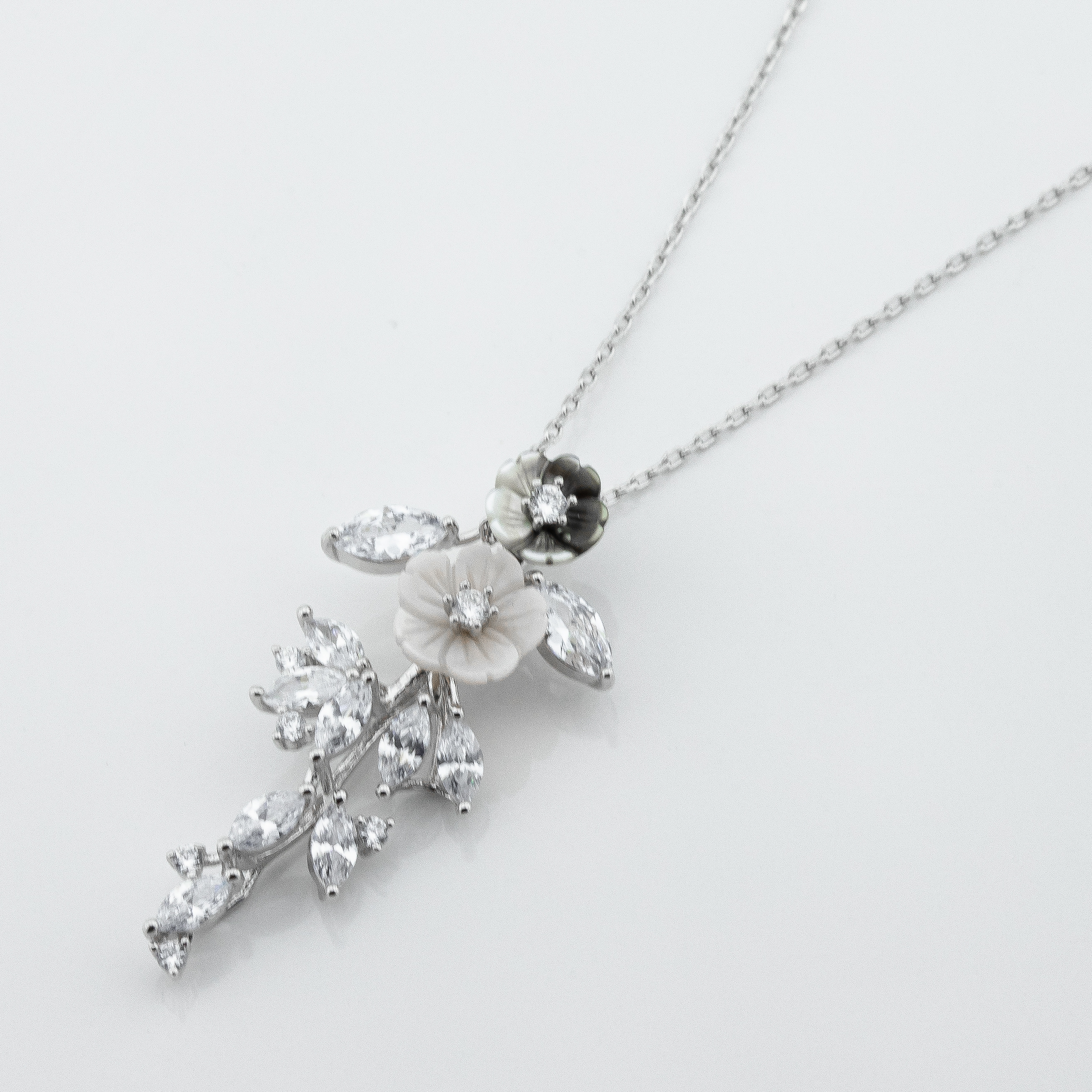 

Серебряное колье Цветы ko14626 Диамант, 45 размер
