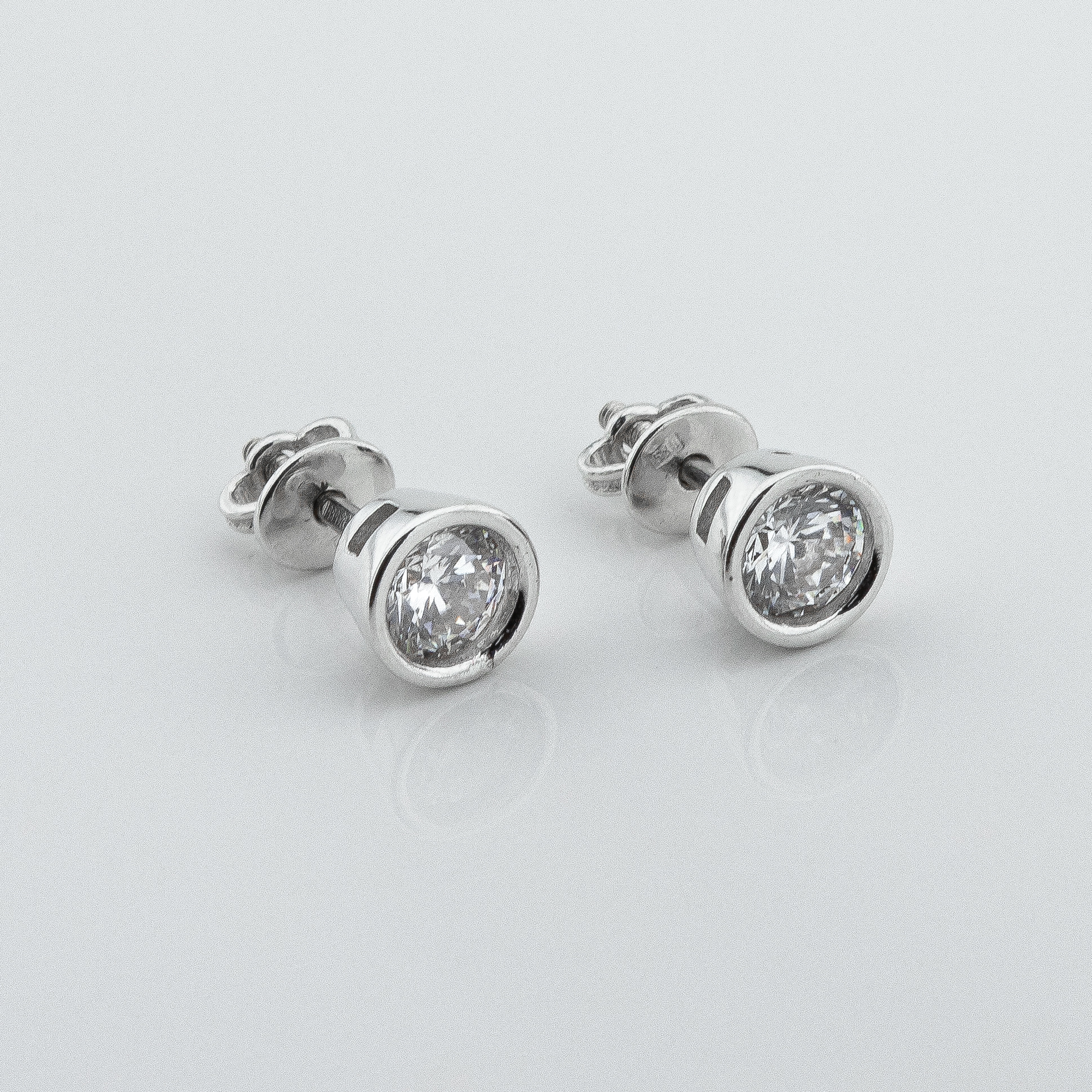 

Серьги-гвоздики с фианитами в белом золоте c121771 Диамант