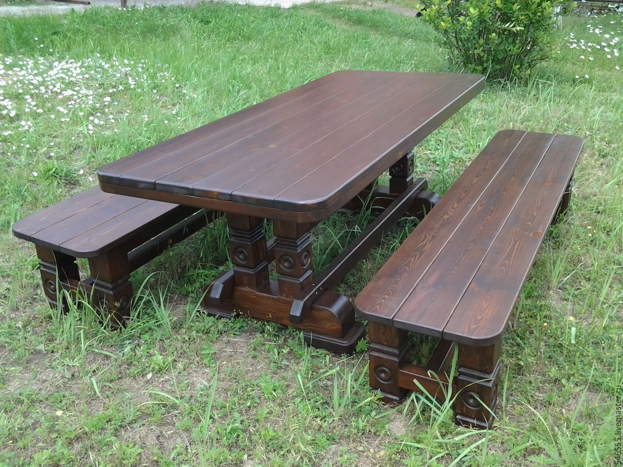 деревянный стол и лавочки