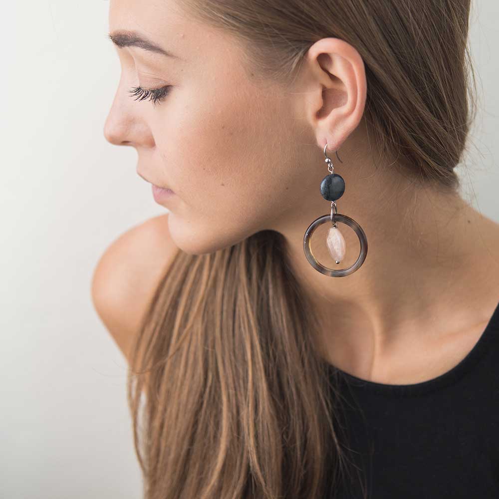 

Серьги с кианитом, лунным камнем и слоновой костью 141с19