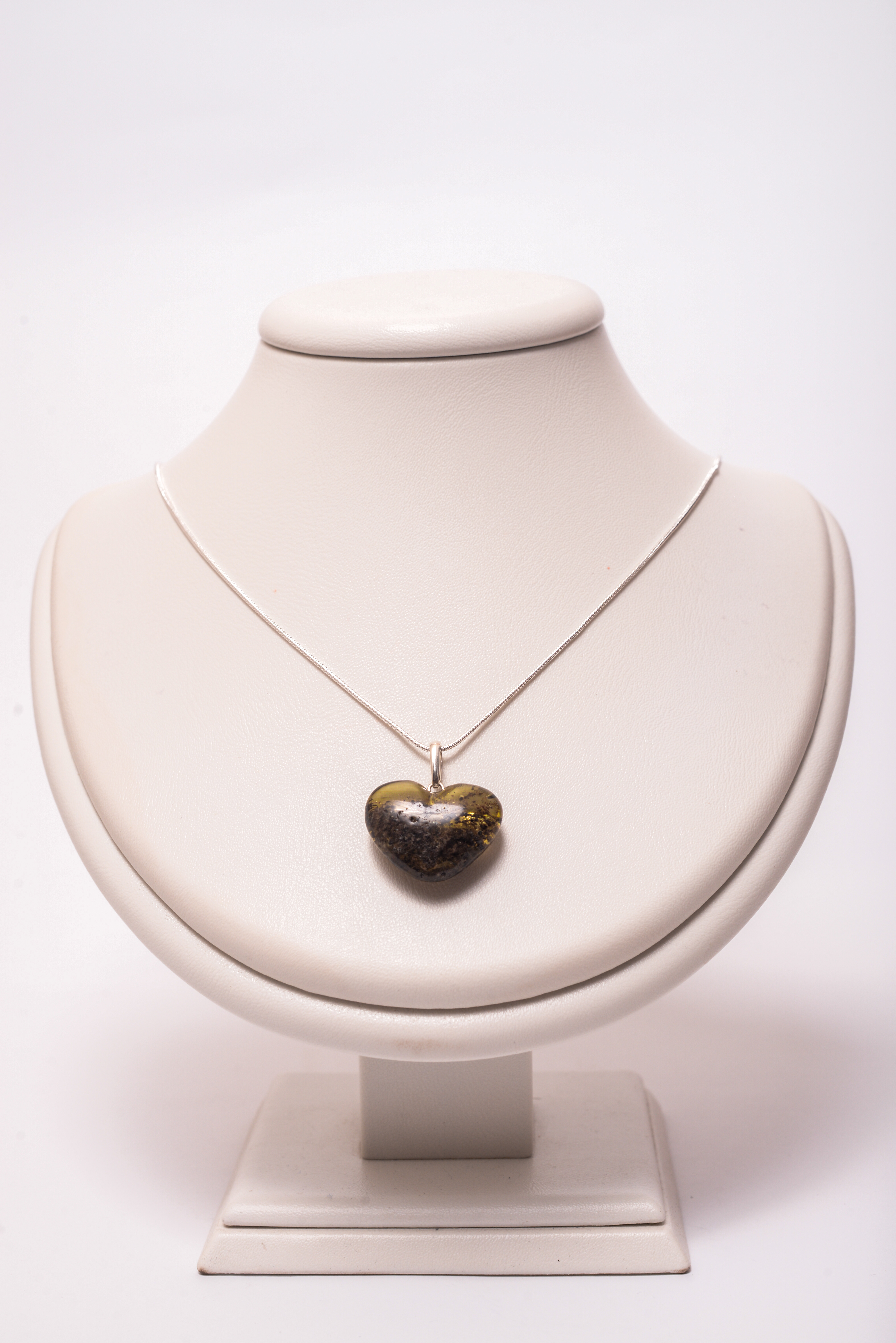 

Кулон MINOV 0318 В виде сердечка из янтаря на шнуре 50 см