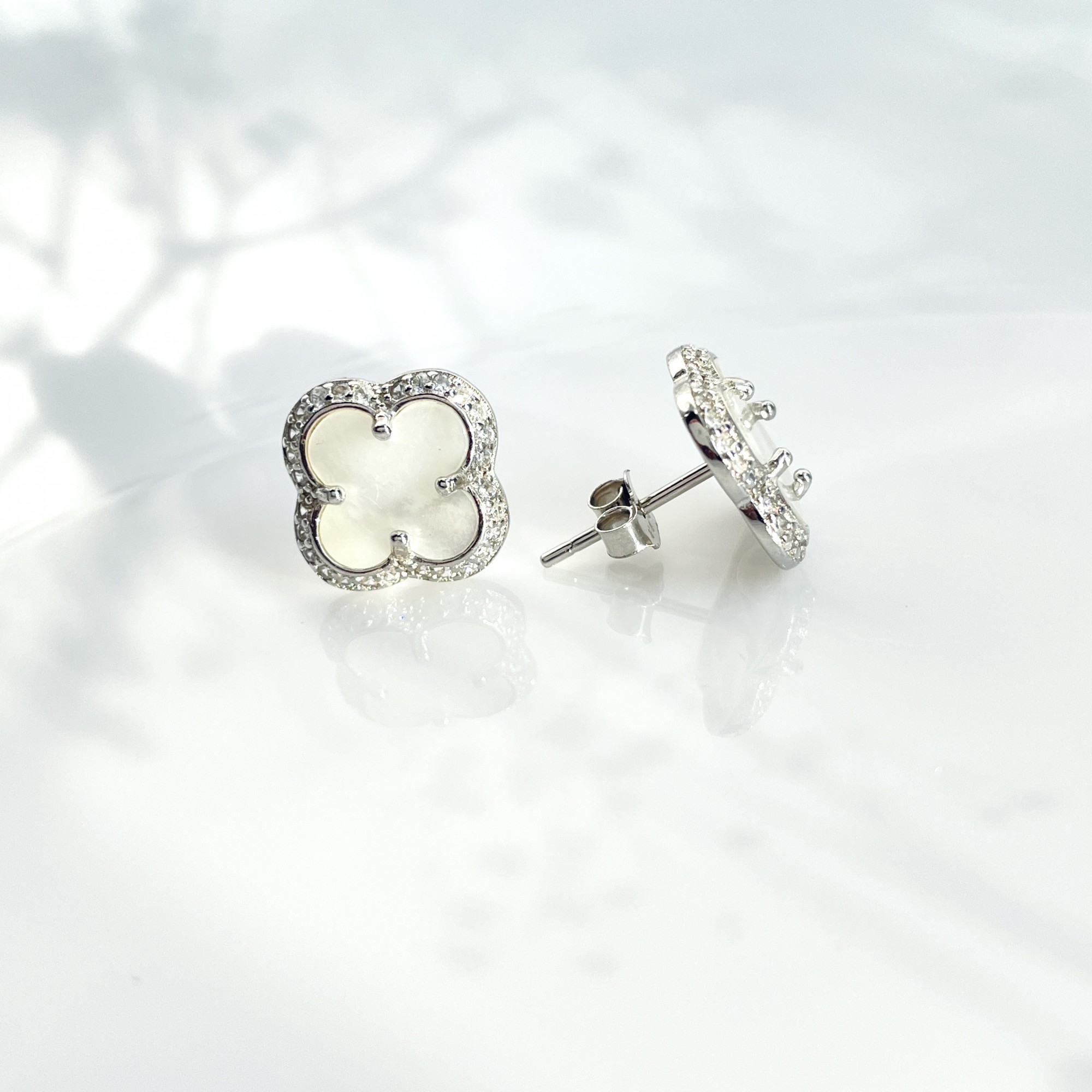

Сережки гвоздики срібні Чотирилисник з пеламутром Top Silver 1.91 г 00061