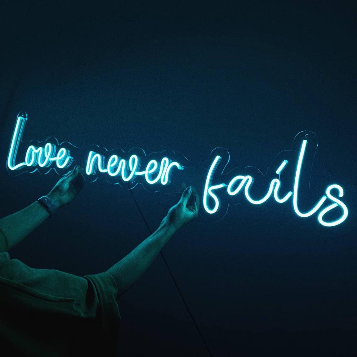 

Неоновая вывеска «Love never fails» 106х23 см