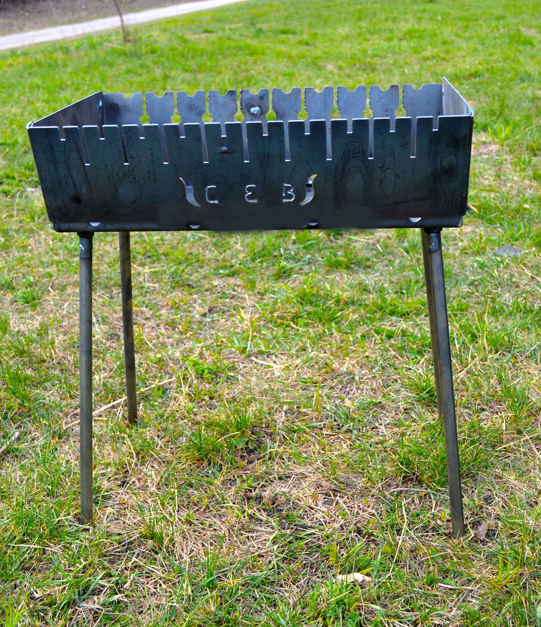 

Мангал турист исполнен из качественного метала на 10 шампуров толщина метала 2 мм